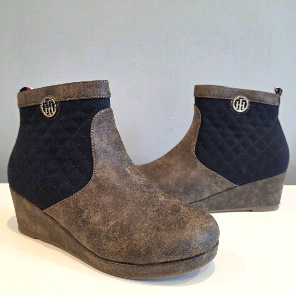 NWOB Tommy Hilfiger TH Crest Logo Quilted Fabric Wedge Booties Brown SZ 5